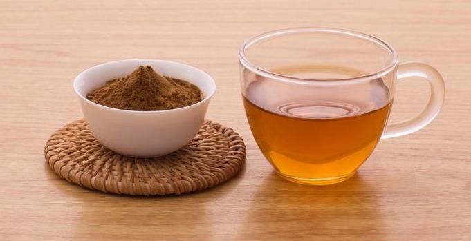 Instant Black Tea Powder, aroma teh hitam yang kaya dengan cairan berwarna amber.